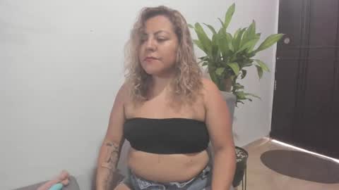 Snapshot of aleja_lollipop chatting on 09/15/25, 09:15 Aleja online show from 09/15/25, 09:15