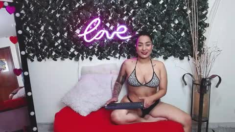 Snapshot of alejandranavarro chatting on 02/13/25, 07:42 Aleja online show from 02/13/25, 07:42