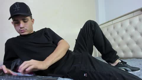 alejo_gray1 online show from 11/07/25, 03:17