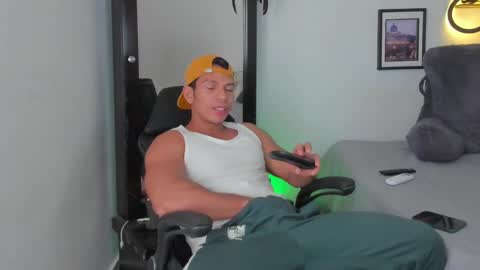 Snapshot of alejostrong chatting on 02/14/25, 01:45 alejostrong online show from 02/14/25, 01:45