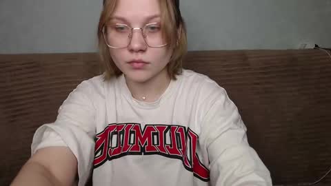 Snapshot of aleksaflirt chatting on 01/03/25, 05:20 Aleksa online show from 01/03/25, 05:20
