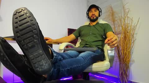 Snapshot of alessandro__wye chatting on 12/03/24, 04:03 ALESSANDRO WYE online show from 12/03/24, 04:03