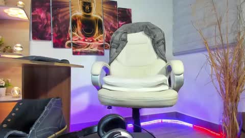 Snapshot of alessandro__wye chatting on 02/06/25, 02:33 ALESSANDRO WYE online show from 02/06/25, 02:33