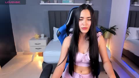 Snapshot of alessia_leroy chatting on 02/22/25, 12:05 A L E S S I A online show from 02/22/25, 12:05