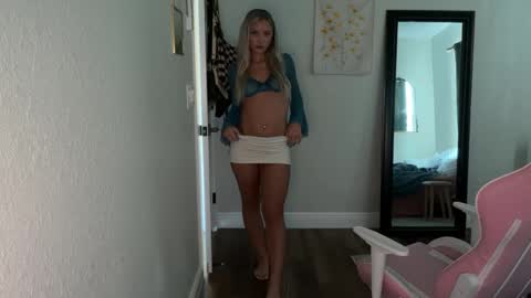 Snapshot of alex499990 chatting on 10/29/25, 10:00 alex  online show from 10/29/25, 10:00