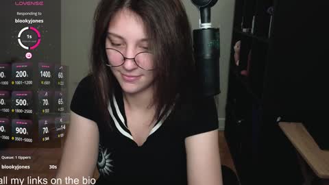 Snapshot of alexa_dream chatting on 12/11/24, 11:10 dont be afraid to click social media link its working just click on that online show from 12/11/24, 11:10