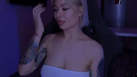 Snapshot of alexamason chatting on 10/29/25, 02:25 Alexa Mason online show from 10/29/25, 02:25