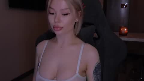 Snapshot of alexamason chatting on 11/20/25, 02:23 Alexa Mason online show from 11/20/25, 02:23