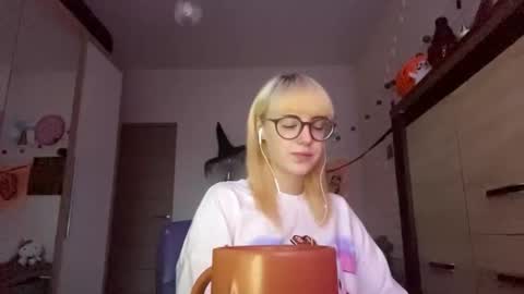 Snapshot of alexandragaber chatting on 11/12/25, 02:06 Lia online show from 11/12/25, 02:06