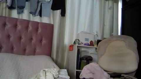 Snapshot of alia054 chatting on 12/03/24, 12:38 Alia online show from 12/03/24, 12:38