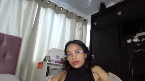 Snapshot of alia054 chatting on 12/04/24, 03:32 Alia online show from 12/04/24, 03:32