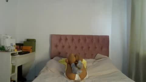 Snapshot of alia054 chatting on 01/21/25, 04:05 Alia online show from 01/21/25, 04:05