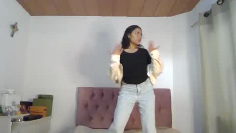 Snapshot of alia054 chatting on 02/11/25, 03:51 Alia online show from 02/11/25, 03:51