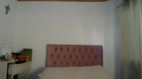 Snapshot of alia054 chatting on 02/19/25, 12:44 Alia online show from 02/19/25, 12:44