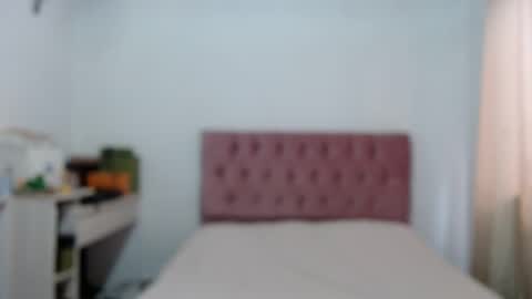 Snapshot of alia054 chatting on 09/15/25, 12:27 Alia online show from 09/15/25, 12:27