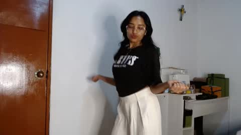 Snapshot of alia054 chatting on 09/26/25, 01:48 Alia online show from 09/26/25, 01:48