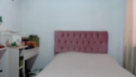 Snapshot of alia054 chatting on 10/18/25, 12:06 Alia online show from 10/18/25, 12:06