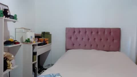 Snapshot of alia054 chatting on 10/22/25, 12:16 Alia online show from 10/22/25, 12:16