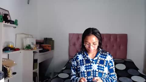 Snapshot of alia054 chatting on 10/29/25, 01:35 Alia online show from 10/29/25, 01:35