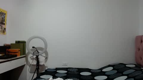 Snapshot of alia054 chatting on 11/18/25, 12:42 Alia online show from 11/18/25, 12:42