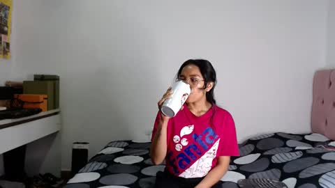 Snapshot of alia054 chatting on 11/19/25, 01:11 Alia online show from 11/19/25, 01:11