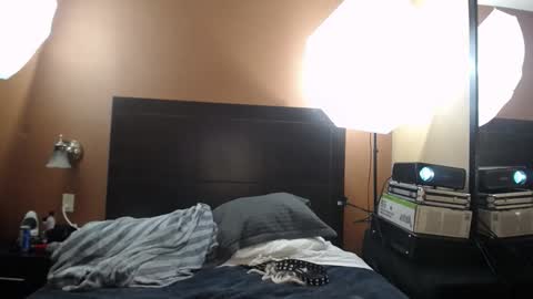 Snapshot of aliasalien008 chatting on 11/22/25, 04:22 Daddy Girls online show from 11/22/25, 04:22