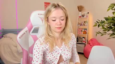 Snapshot of alice_forfun chatting on 10/30/25, 05:20 Alichery online show from 10/30/25, 05:20