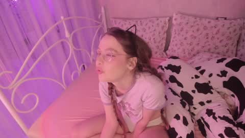 Snapshot of alice_kinky_girl chatting on 12/07/24, 07:10 Alice online show from 12/07/24, 07:10