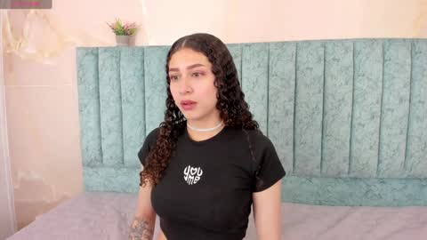 Snapshot of alice_martinez_ chatting on 01/21/25, 04:43 alice and amber online show from 01/21/25, 04:43
