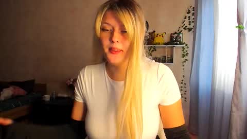 Snapshot of alicecaseyy chatting on 10/29/25, 01:24 AliceCasey online show from 10/29/25, 01:24