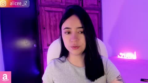 Snapshot of alicee_2 chatting on 02/17/25, 06:04 Aliceee .. 97YP9VWGZHrefnav wishlist lists 1 online show from 02/17/25, 06:04