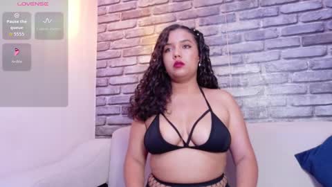 Snapshot of alicee_revess chatting on 09/29/25, 12:32 Danna online show from 09/29/25, 12:32