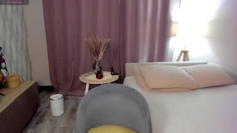 Snapshot of aliceevan chatting on 02/11/25, 02:03 Daniella online show from 02/11/25, 02:03