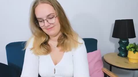 Snapshot of alicesensitive chatting on 10/27/25, 11:03 alicesensitive online show from 10/27/25, 11:03