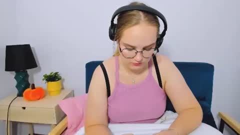 Snapshot of alicesensitive chatting on 11/04/25, 12:04 alicesensitive online show from 11/04/25, 12:04