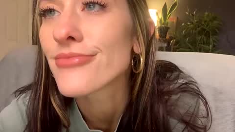 Snapshot of aliciacolette123 chatting on 11/14/25, 08:35 teacherspet69 online show from 11/14/25, 08:35