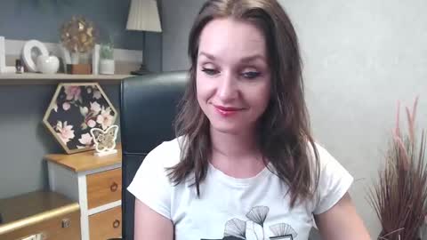 Snapshot of alicialux chatting on 12/17/24, 04:21 Alicia online show from 12/17/24, 04:21
