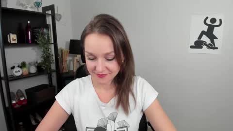 Snapshot of alicialux chatting on 12/18/24, 03:00 Alicia online show from 12/18/24, 03:00