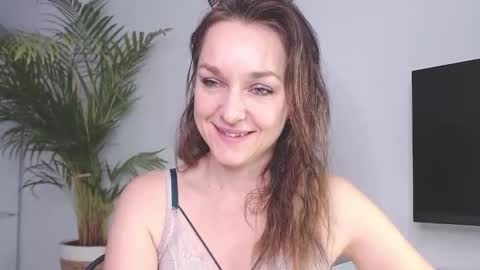 Snapshot of alicialux chatting on 01/27/25, 07:56 Alicia online show from 01/27/25, 07:56