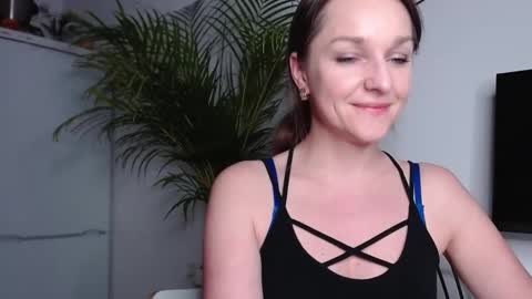 Snapshot of alicialux chatting on 02/13/25, 06:05 Alicia online show from 02/13/25, 06:05