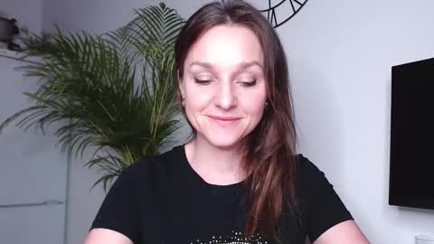 Snapshot of alicialux chatting on 02/18/25, 08:25 Alicia online show from 02/18/25, 08:25