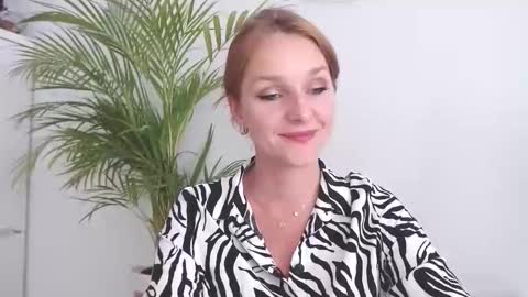 Snapshot of alicialux chatting on 09/29/25, 01:38 Alicia online show from 09/29/25, 01:38