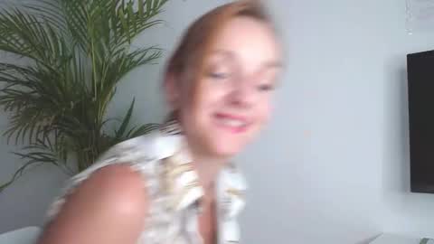 Snapshot of alicialux chatting on 10/15/25, 02:17 Alicia online show from 10/15/25, 02:17