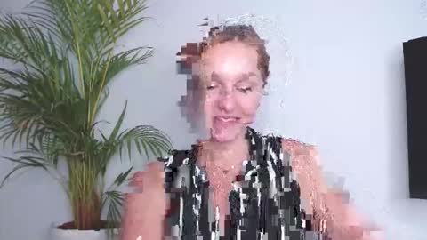 Snapshot of alicialux chatting on 10/16/25, 01:23 Alicia online show from 10/16/25, 01:23