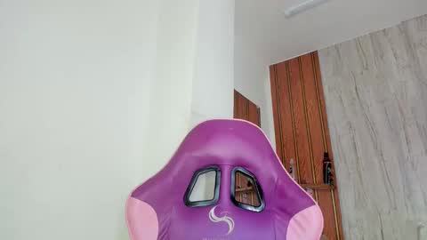 alika online show from 10/31/25, 01:56