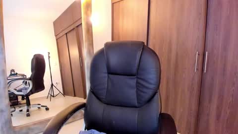 Snapshot of alika_houston chatting on 02/13/25, 07:35 IG Alik nasso online show from 02/13/25, 07:35