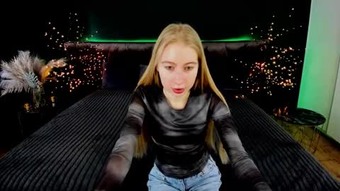 Snapshot of alina__blonde chatting on 09/14/25, 12:04 Alina online show from 09/14/25, 12:04