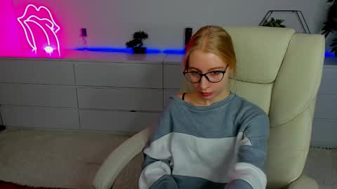 Snapshot of alina__blonde chatting on 09/26/25, 05:44 Alina online show from 09/26/25, 05:44