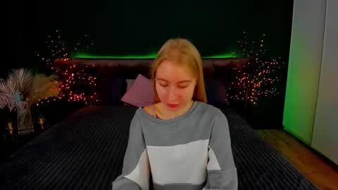 Snapshot of alina__blonde chatting on 09/27/25, 06:29 Alina online show from 09/27/25, 06:29