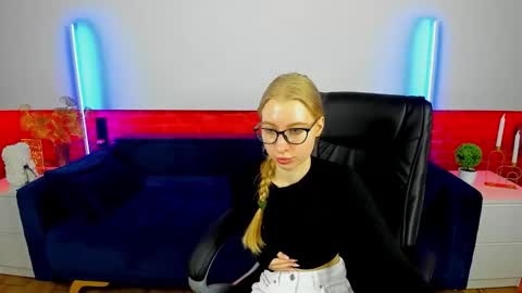 Snapshot of alina__blonde chatting on 09/30/25, 05:45 Alina online show from 09/30/25, 05:45
